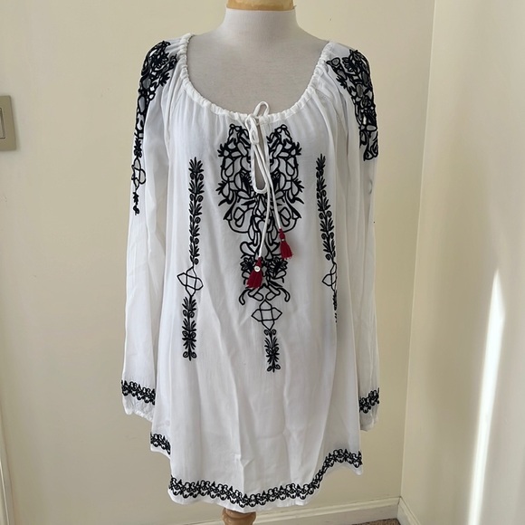 Johnny Was Biya small white embroidered long sleeve top.